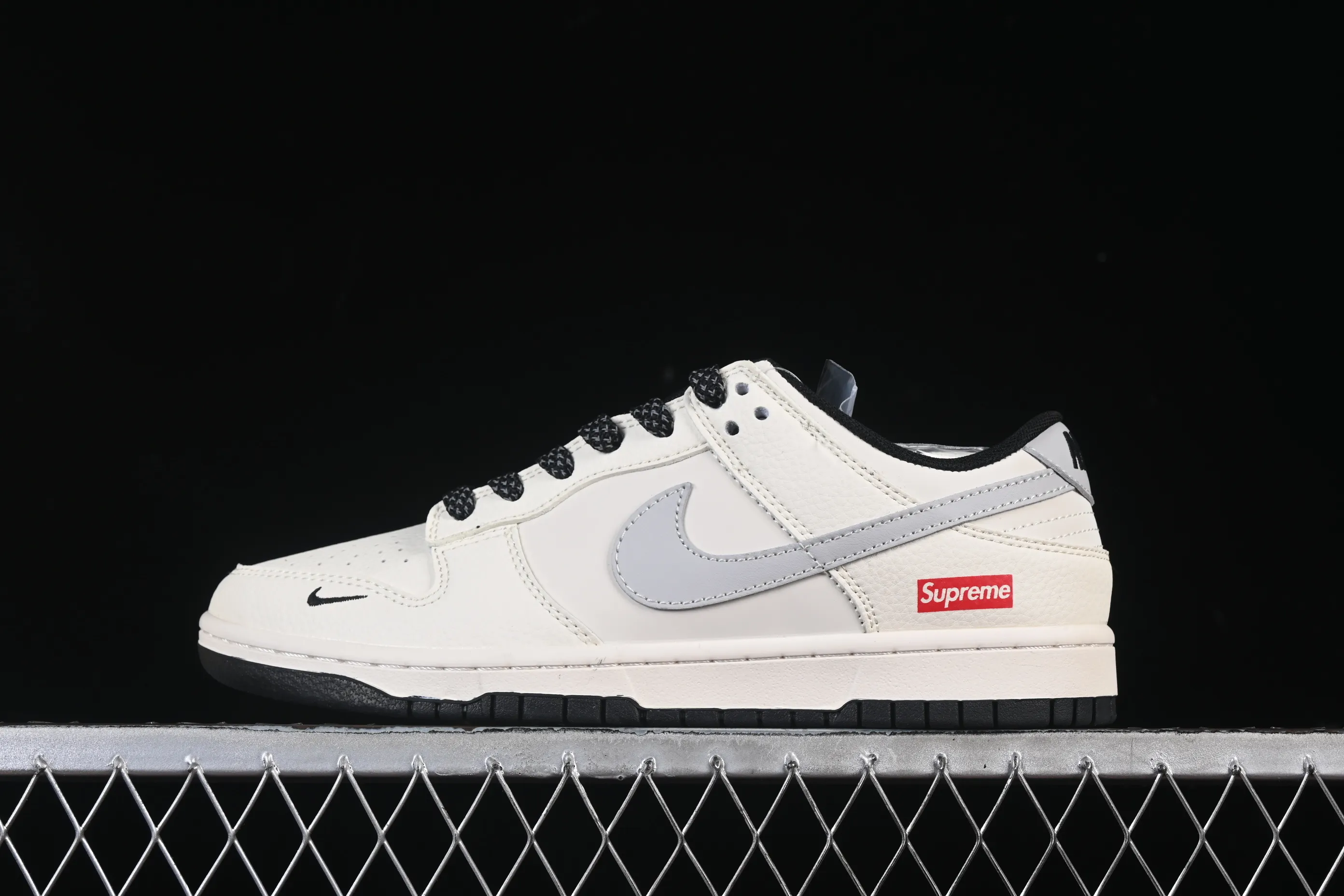 All categories Nk SB Dunk Series Nk SB Dunk Low High-end customized low-top sneakers Nike SB Dunk Low Supreme joint beige black gray Anniversary high-end customized low-top casual sneakers JP1628-030